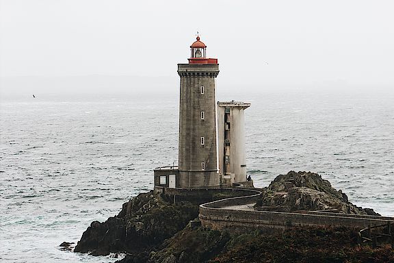 photo-of-lighthouse-on-seaside-during-daytime-3099153.jpg