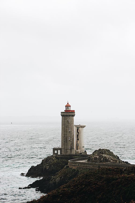 photo-of-lighthouse-on-seaside-during-daytime-3099153.jpg